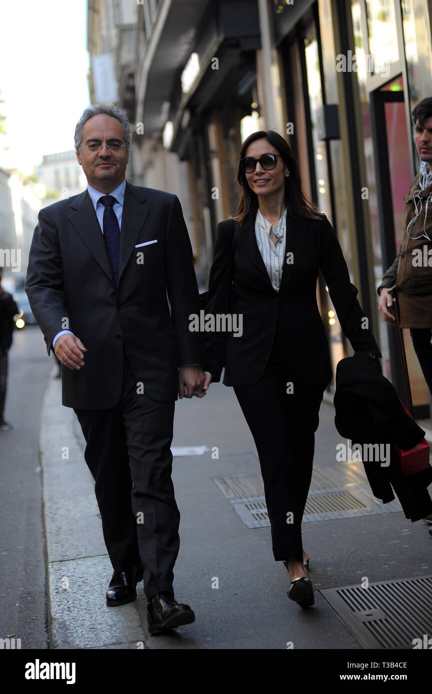Milano, Mara Carfagna e Alessandro Ruben fuori per una passeggiata a piedi L'aff.le e vice-presidente della Camera in 2018 Mara Carfagna sorpreso di andare a piedi in centro con il compagno avvocato ALESSANDRO RUBEN. Foto Stock