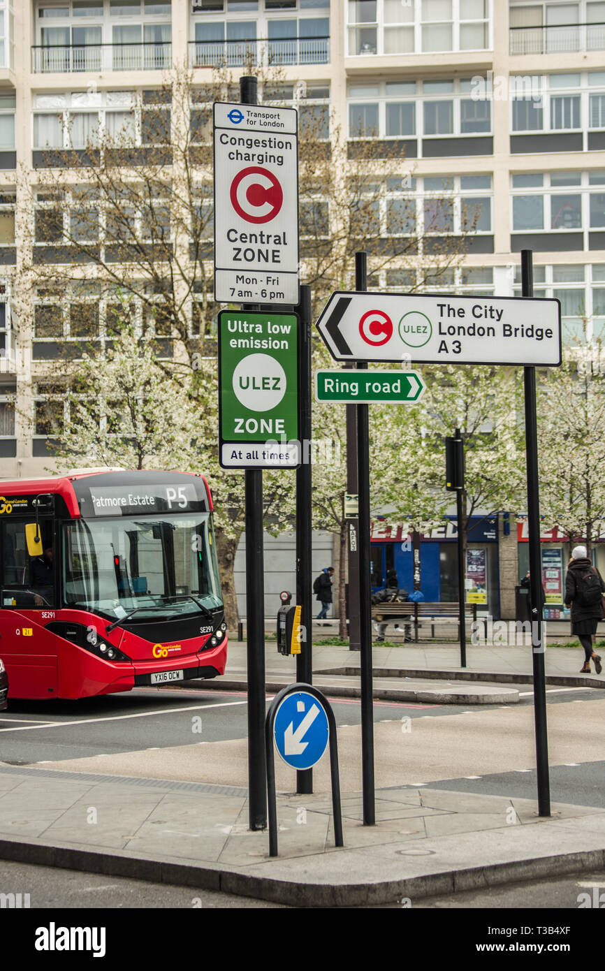 Londra, Regno Unito. 8 Aprile, 2019. Trasporto per Londra introdurre il nuovo "Ultra bassa emissione zona' (ULEZ) con nuova segnaletica nel centro di Londra (qui all'Elefante e al castello nel sud di Londra). Il ULEZ, che è entrato in vigore il 8° aprile 2019 copre la stessa area del London Congestion Zone e sarà esteso nel tardo 2021 per la zona delimitata da nord e da sud strade circolari ( la stessa area come l'attuale zona a bassa emissione di CO2. Foto Stock