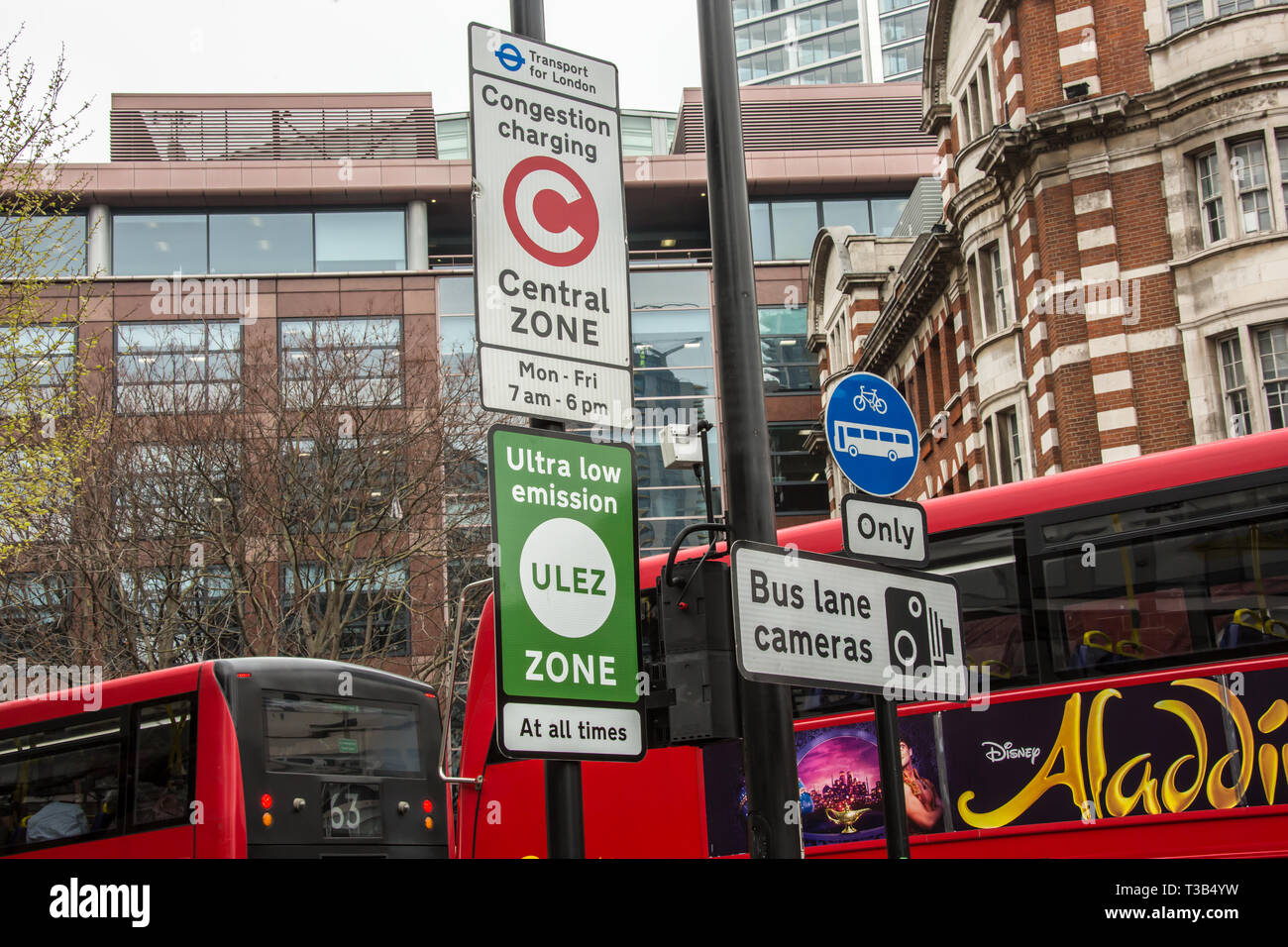 Londra, Regno Unito. 8 Aprile, 2019. Trasporto per Londra introdurre il nuovo "Ultra bassa emissione zona' (ULEZ) con nuova segnaletica nel centro di Londra (qui all'Elefante e al castello nel sud di Londra). Il ULEZ, che è entrato in vigore il 8° aprile 2019 copre la stessa area del London Congestion Zone e sarà esteso nel tardo 2021 per la zona delimitata da nord e da sud strade circolari ( la stessa area come l'attuale zona a bassa emissione di CO2. Foto Stock