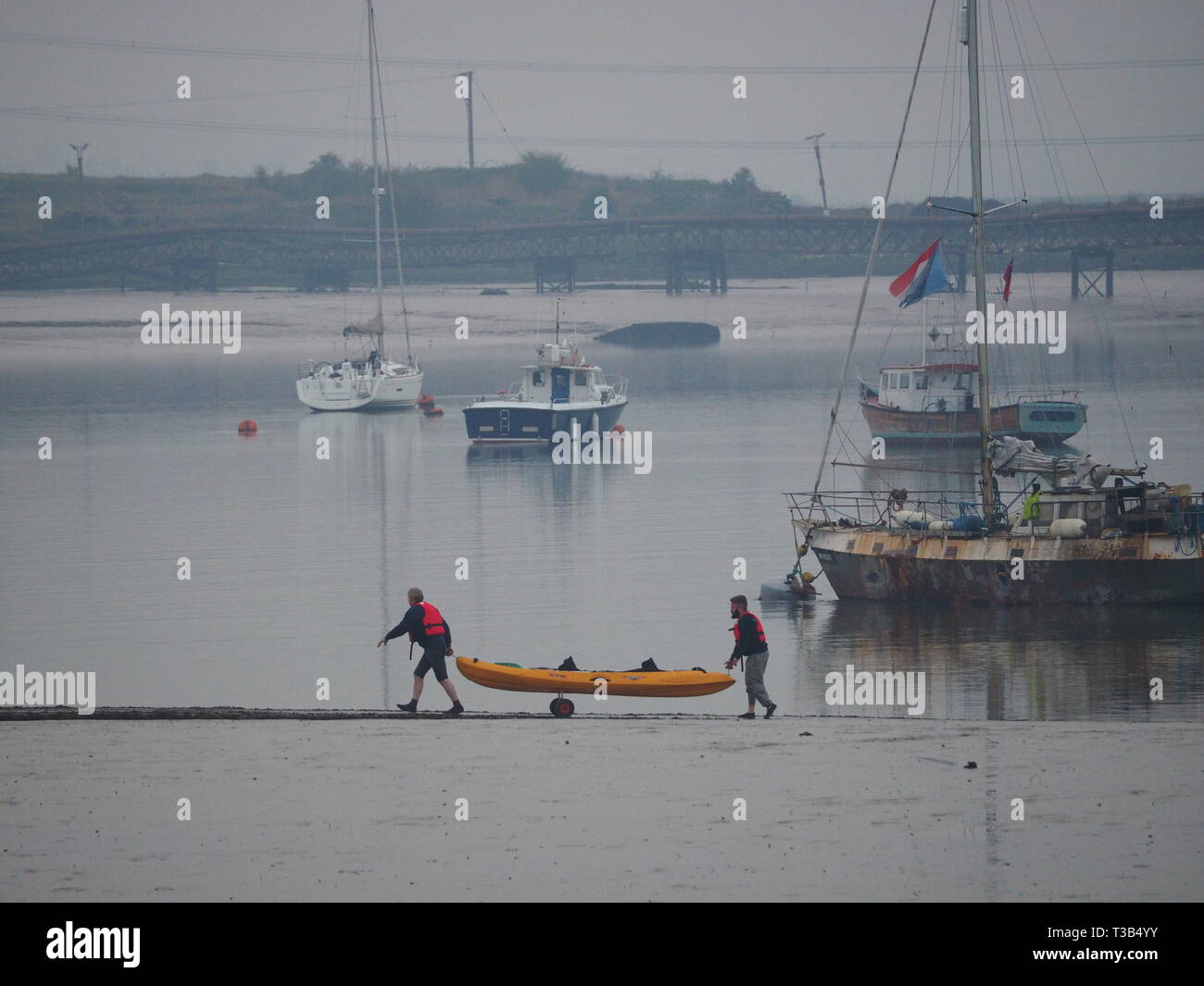 Queenborough, Kent, Regno Unito. 8 Aprile, 2019. Meteo REGNO UNITO: specchio acque calme al tramonto nel porto Queenborough, Kent questa sera. Credito: James Bell/Alamy Live News Foto Stock