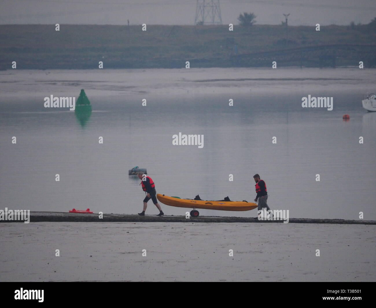 Queenborough, Kent, Regno Unito. 8 Aprile, 2019. Meteo REGNO UNITO: specchio acque calme al tramonto nel porto Queenborough, Kent questa sera. Credito: James Bell/Alamy Live News Foto Stock