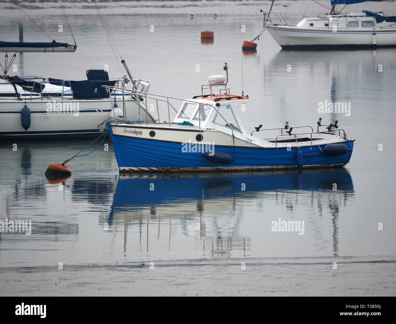 Queenborough, Kent, Regno Unito. 8 Aprile, 2019. Meteo REGNO UNITO: specchio acque calme al tramonto nel porto Queenborough, Kent questa sera. Credito: James Bell/Alamy Live News Foto Stock