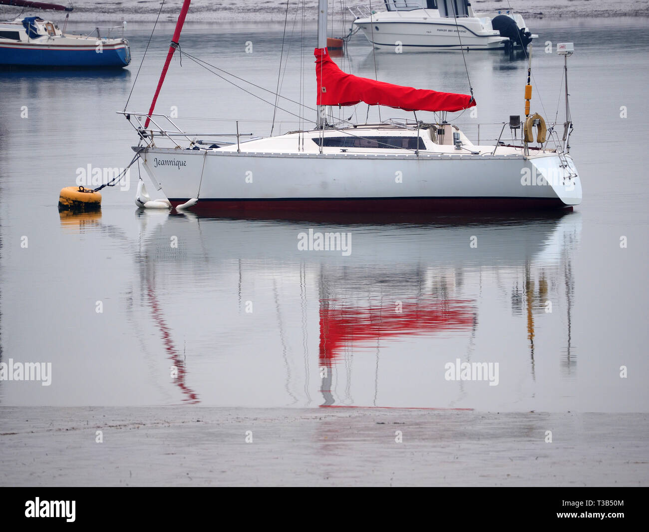 Queenborough, Kent, Regno Unito. 8 Aprile, 2019. Meteo REGNO UNITO: specchio acque calme al tramonto nel porto Queenborough, Kent questa sera. Credito: James Bell/Alamy Live News Foto Stock