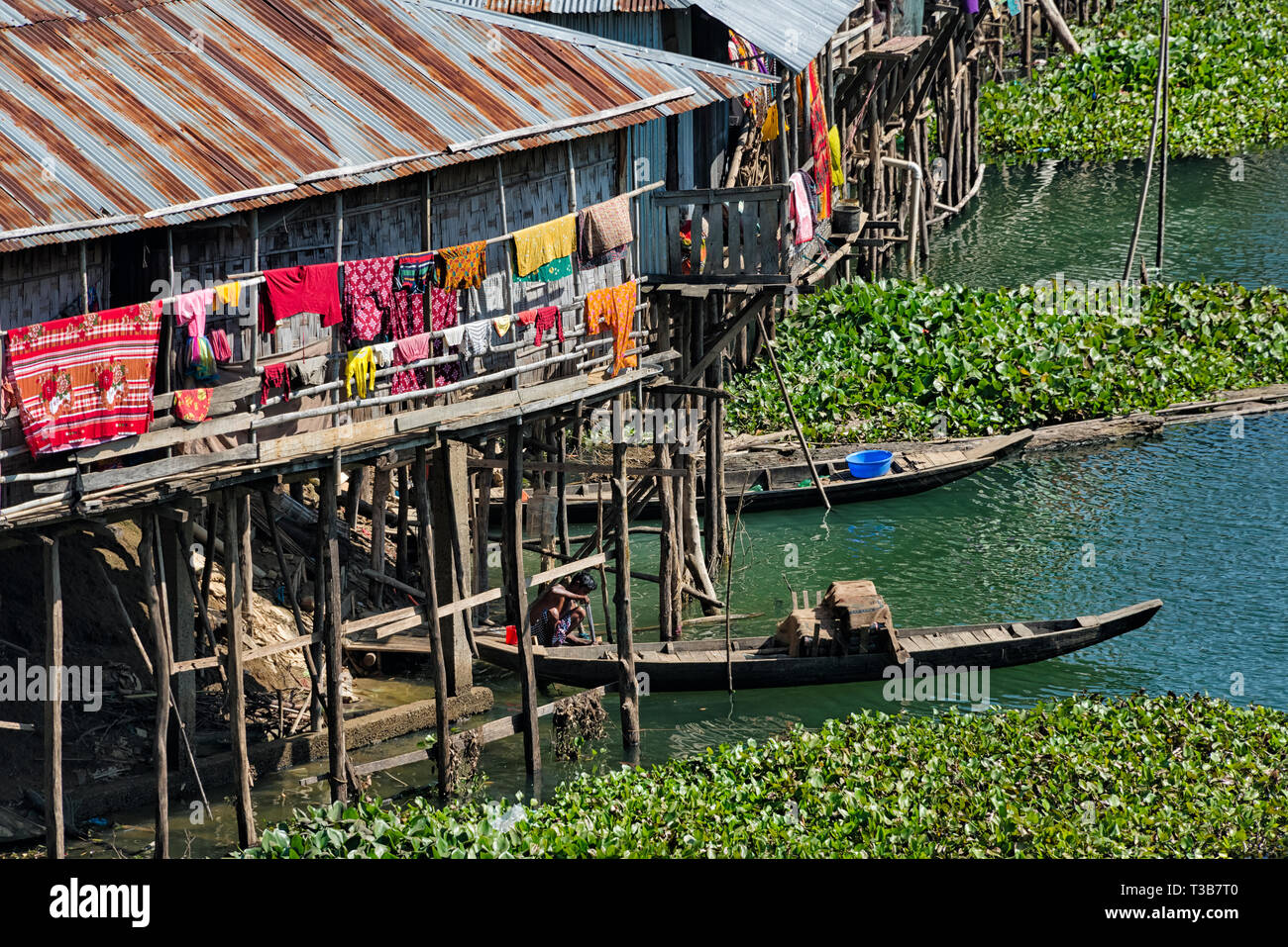 Palafitte su Kaptai lago, Rangamati, Divisione di Chittagong, Bangladesh Foto Stock