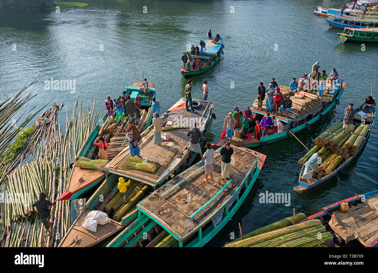 Traghetti sul lago Kaptai, Rangamati, Divisione di Chittagong, Bangladesh Foto Stock