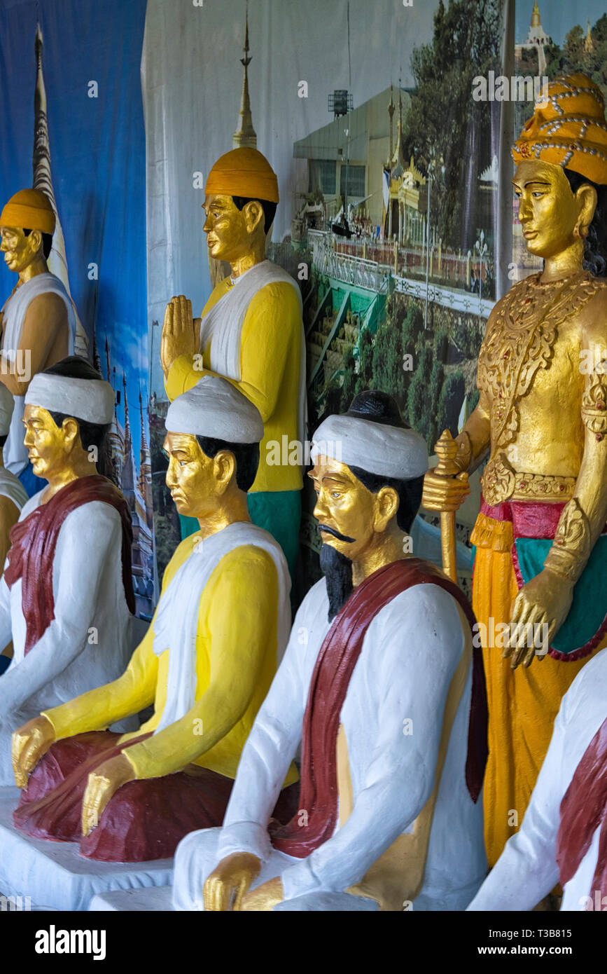 Statue buddiste all'interno del tempio d'oro, il più grande Theravada tempio buddista in Bangladesh e ha il paese della seconda più grande statua del Buddha, Bandarb Foto Stock