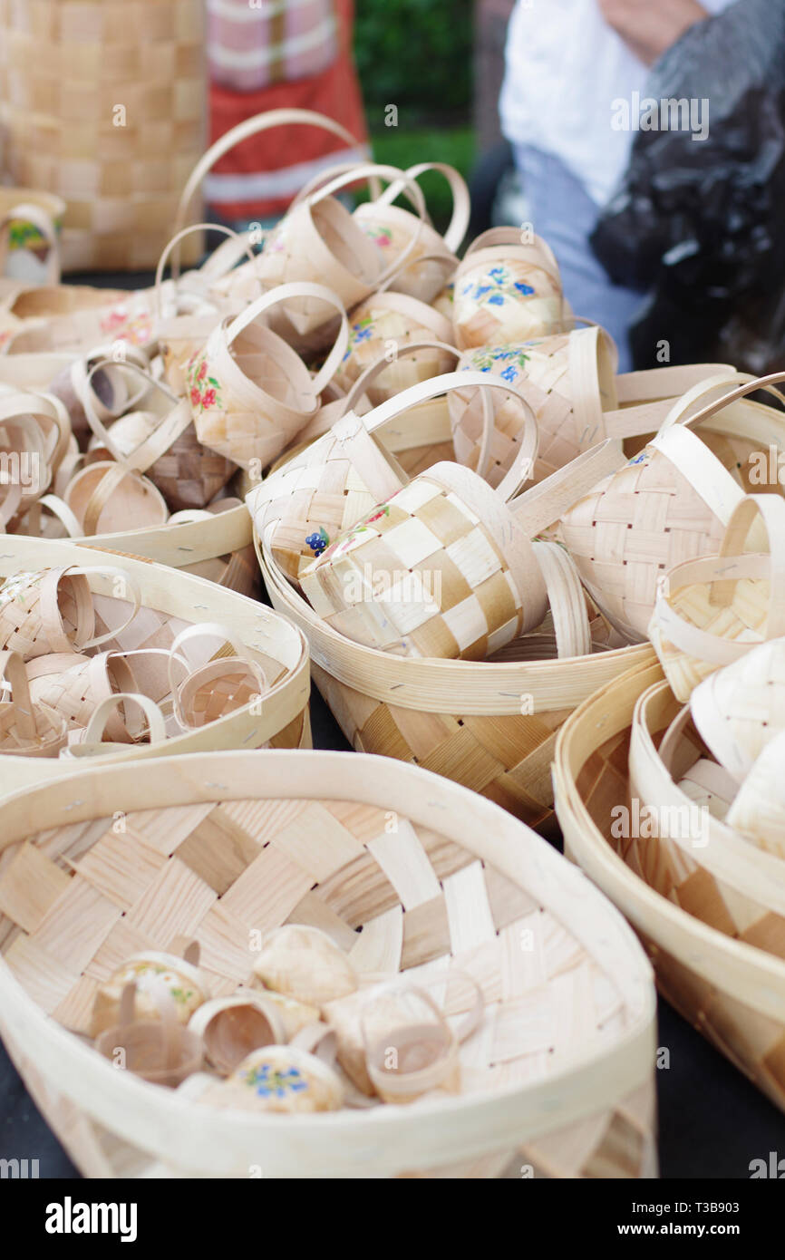 Molti cestini di vimini con maniglie fatte di materiali in legno fatti a mano Foto Stock