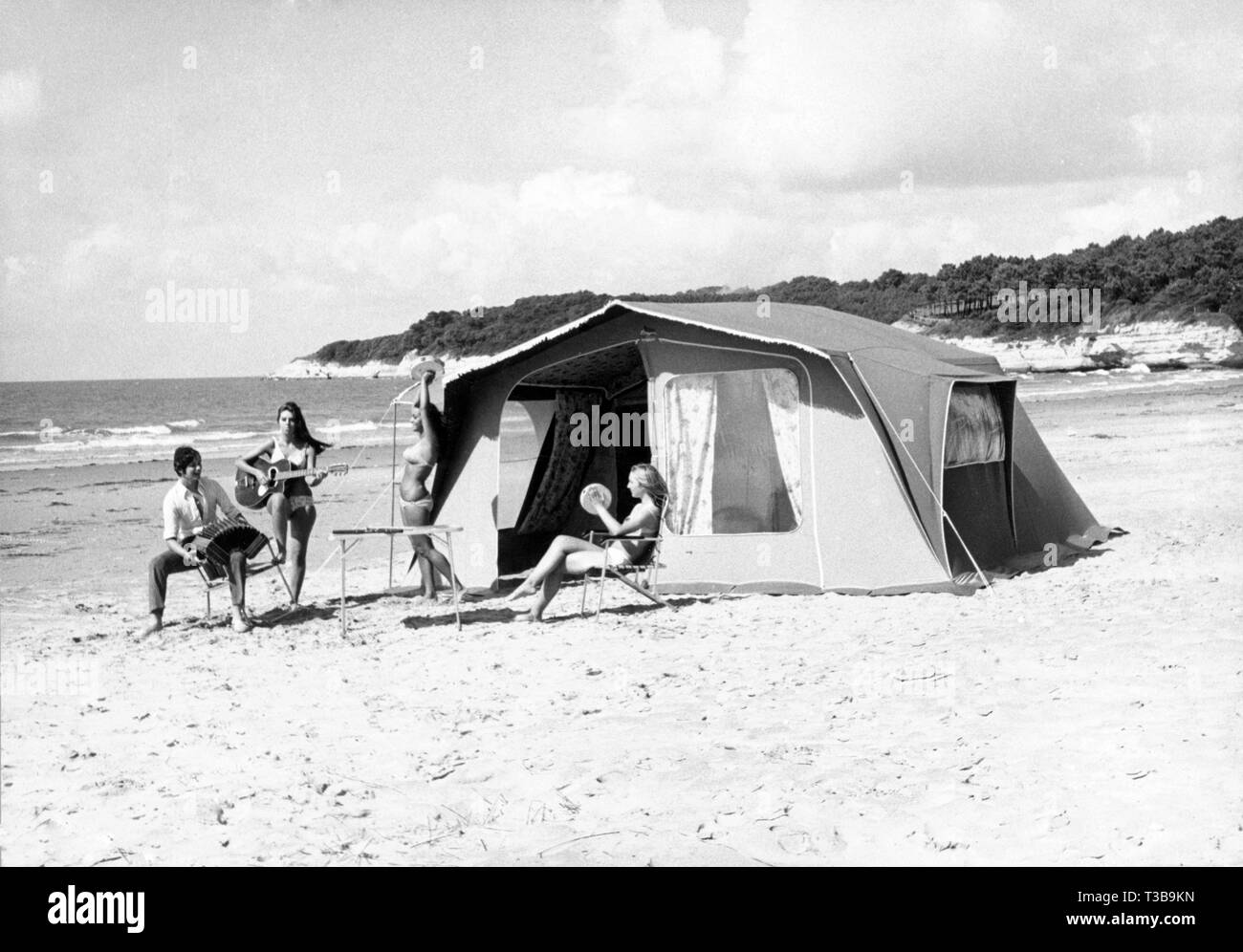 Camping sulla spiaggia, 1969 Foto Stock