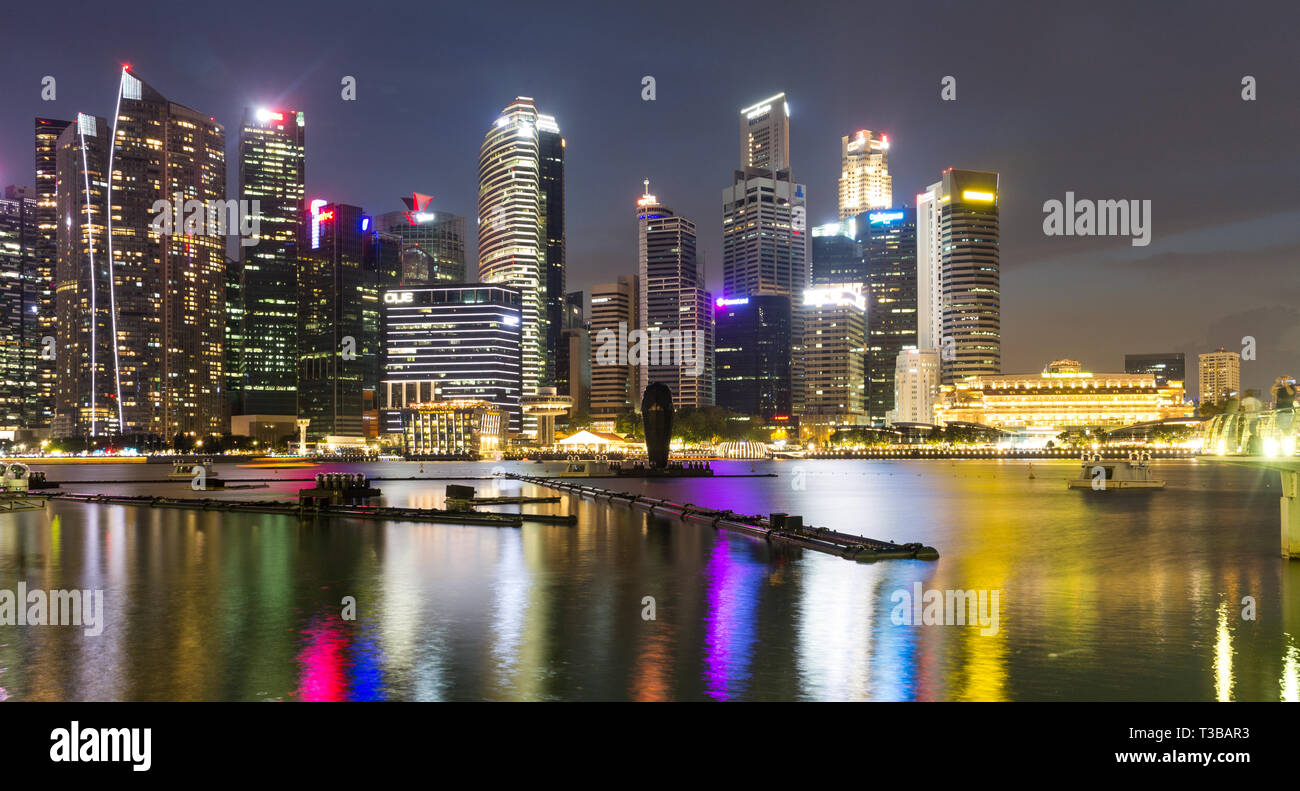 Singapore di notte affacciato sul centro di Marina Bay Sands Foto Stock