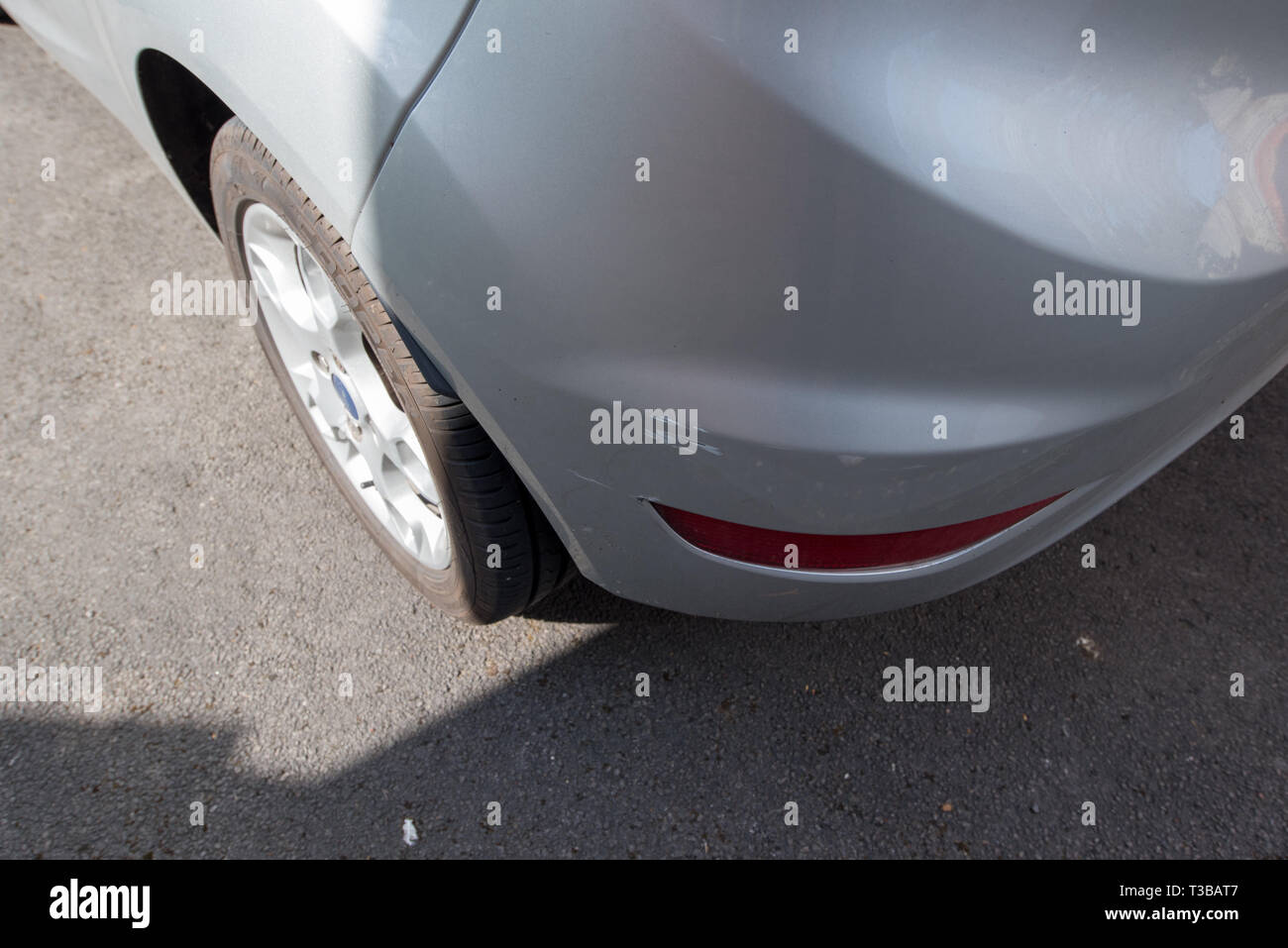 Car crash / scontro del veicolo; chiudere la riparazione del danno e i dettagli dell'incidente automobilistico. Carrozzeria e meccanica dettaglio. Regno Unito. Foto Stock