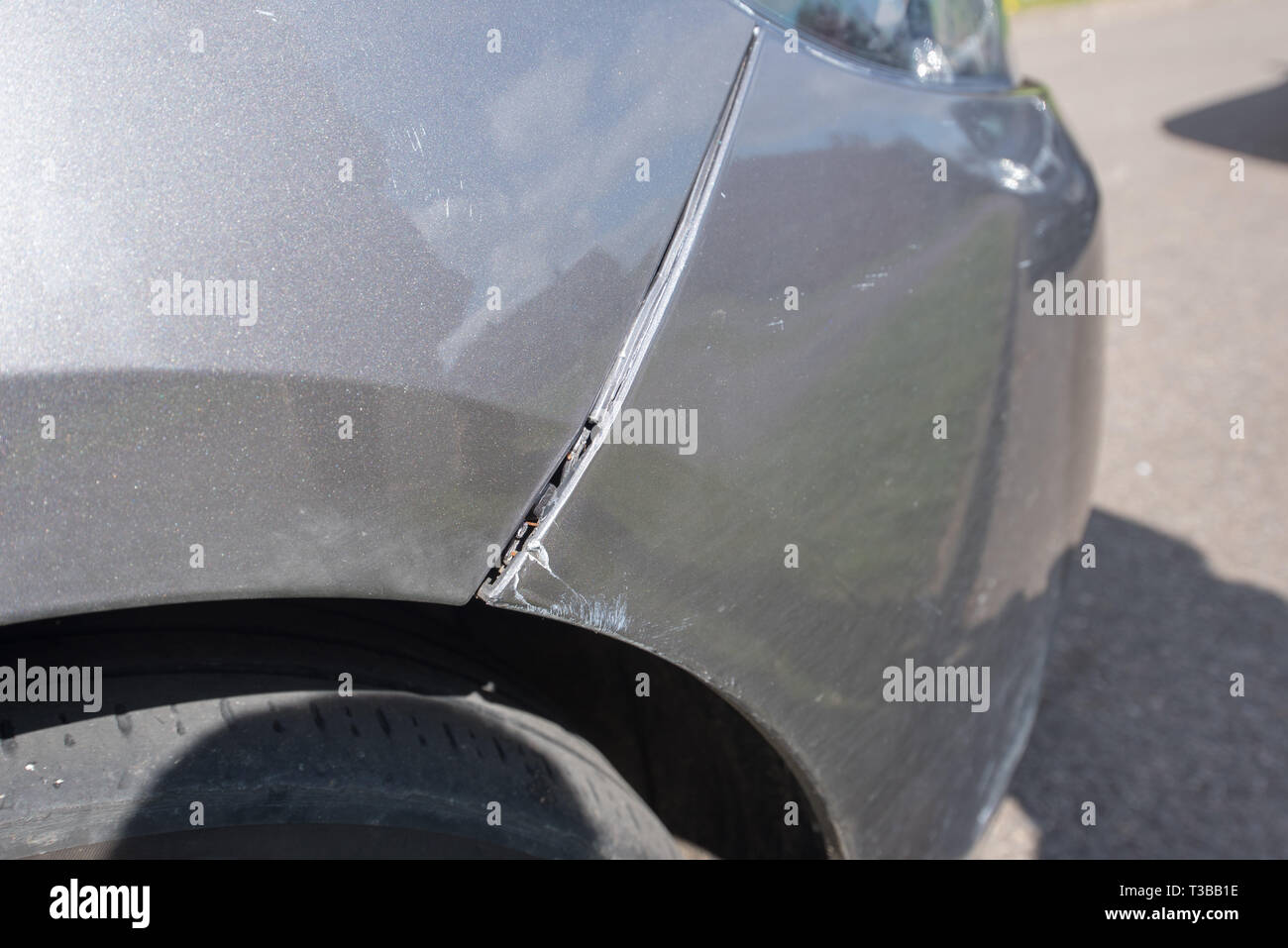 Car crash / scontro del veicolo; chiudere la riparazione del danno e i dettagli dell'incidente automobilistico. Carrozzeria e meccanica dettaglio. Regno Unito. Foto Stock