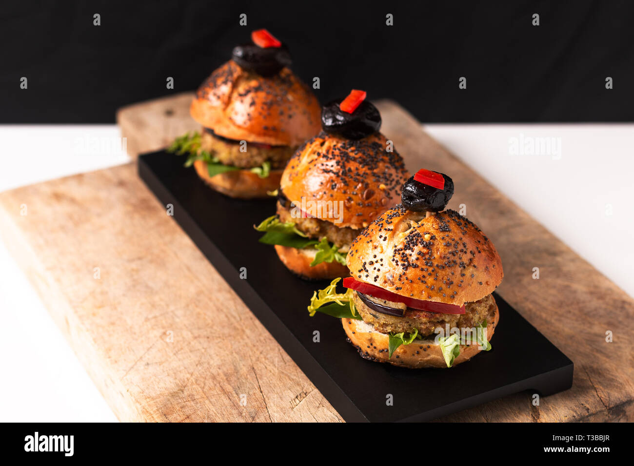 Cibo sano concetto vegano fatti in casa la quinoa hamburger su nero plat con spazio di copia Foto Stock