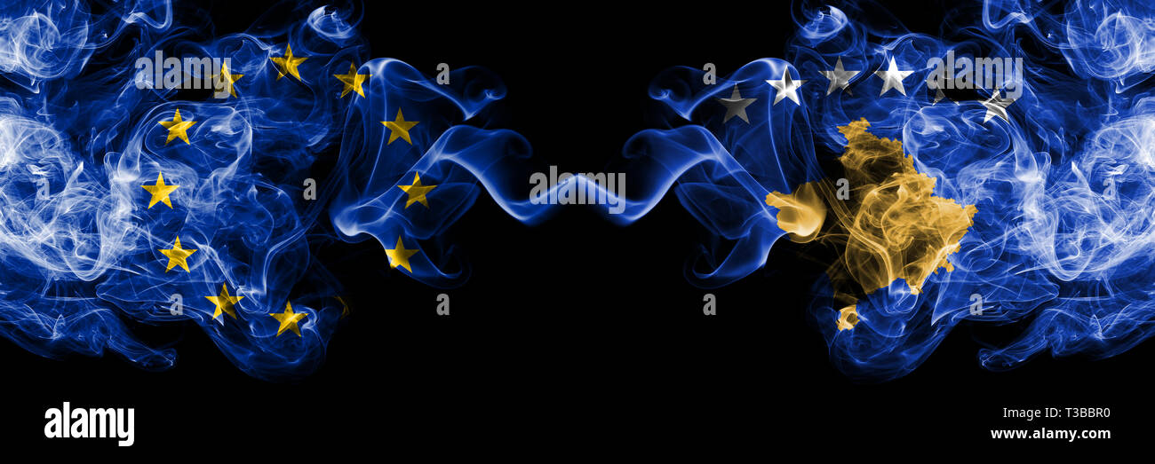 Unione Europea vs il Kosovo, Serbia bandiere di fumo affiancati. Spessa colorata fumo setosa bandiere dell'UE e il Kosovo, Serbia Foto Stock