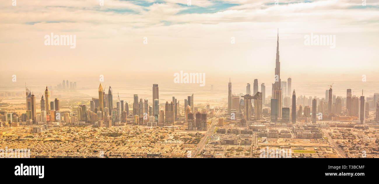 Panoramica vista aerea dello skyline di Dubai, Emirati Arabi Uniti Foto Stock