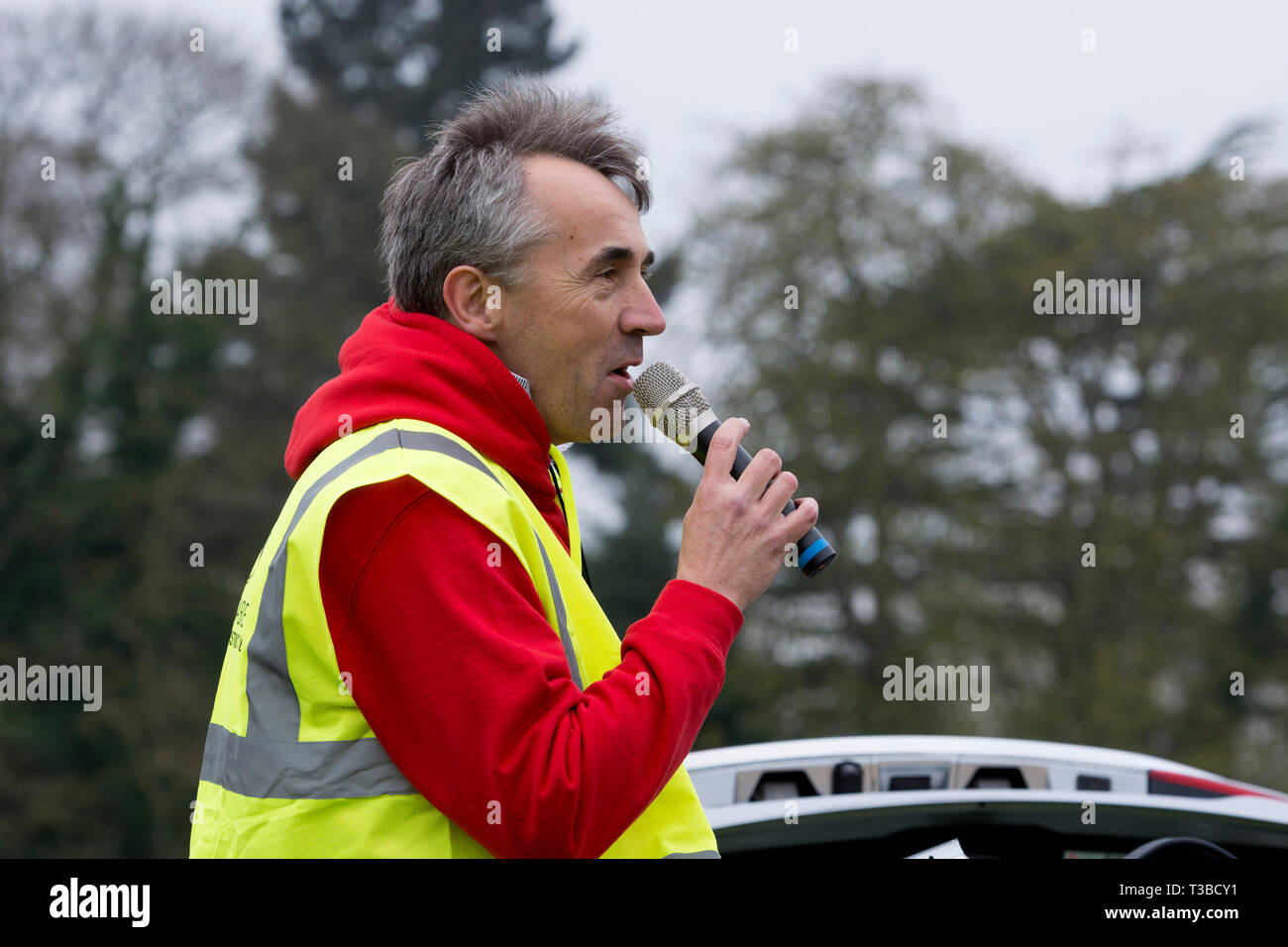 Un uomo con un microfono, rendendo gli annunci in una gara di corsa, REGNO UNITO Foto Stock