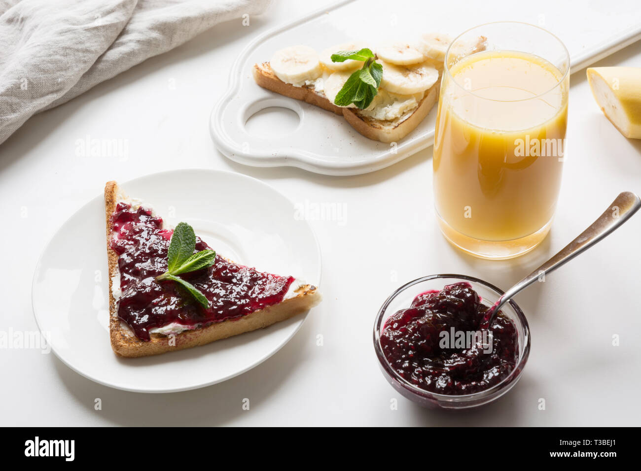 Diversi Tipi Di Panini Per Una Sana Colazione Per Bambini Senza Zucchero Con Marmellata Di Frutti Di Bosco Banane Spazio Per Il Testo Close Up Foto Stock Alamy