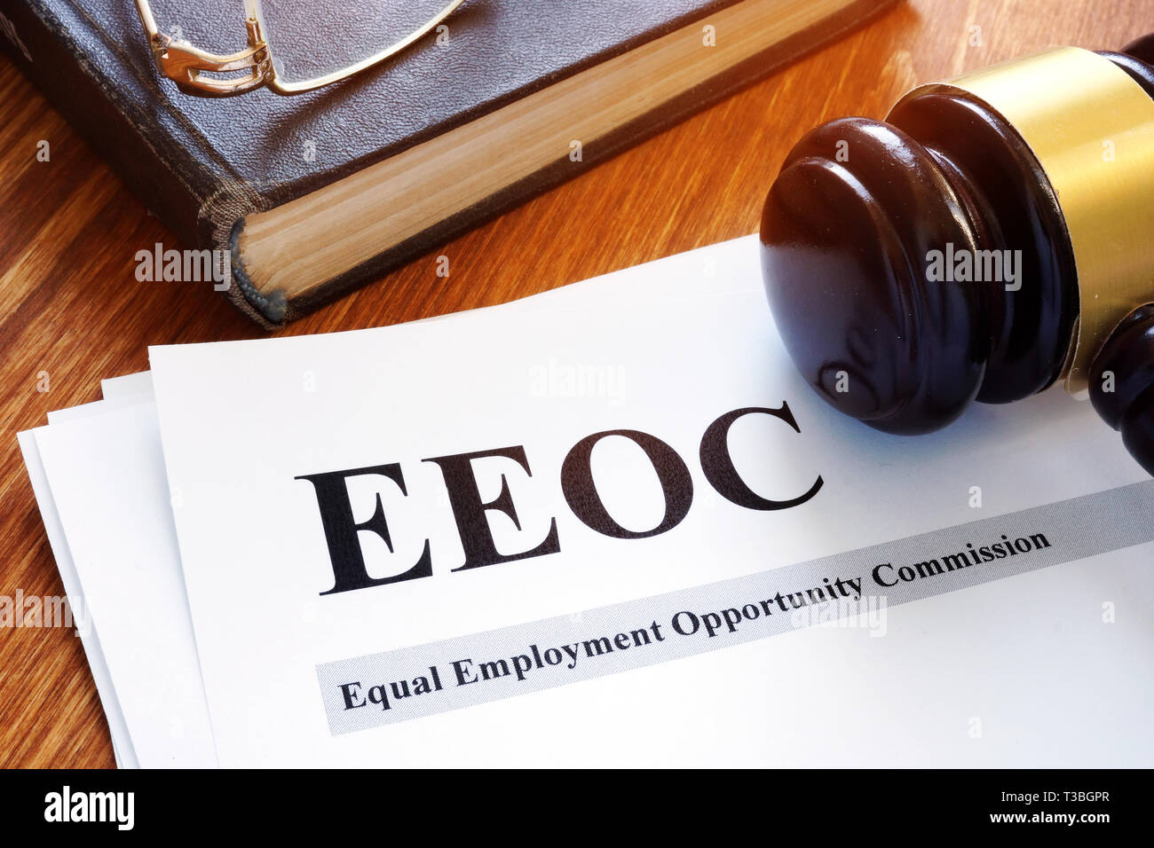 EEOC pari opportunità di occupazione relazione della commissione e martello. Foto Stock
