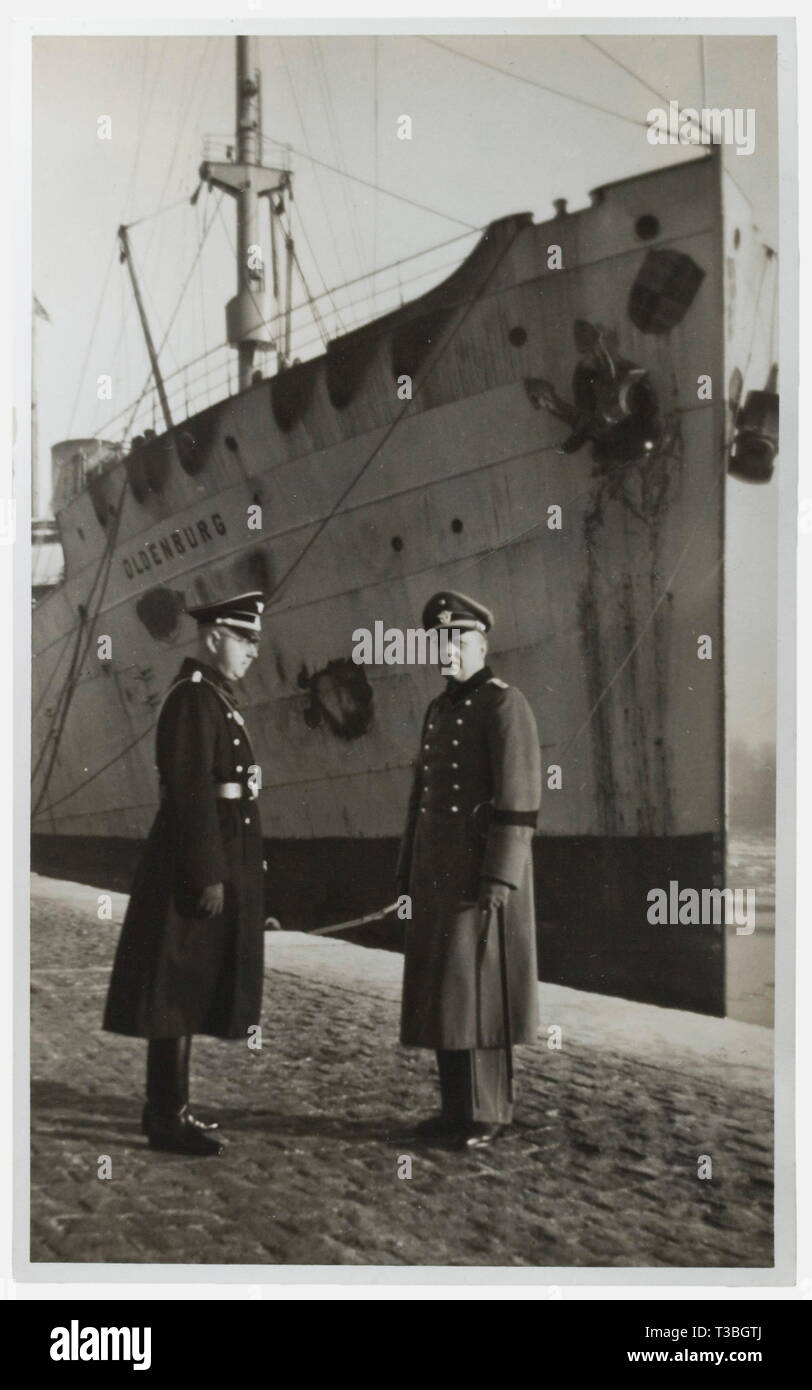 Un disco di identità della polizia giudiziaria e i documenti di un monaco di baviera consiglio penale identità numerati disco '3152' di tombac, segni di utilizzo. Rata documento come direttore penale datato 16 gennaio 1940 con la firma di inchiostro di Heydrich, e come Consiglio penale datata 12 marzo 1943 con la firma in inchiostro da Himmler. Ciascuno è a doppia pagina. Documenti per la concessione della medaglia commemorativa del 13 marzo 1938 datata 16 dicembre 1938, per le forze di polizia lungo il premio di servizio 2a classe datata 7 marzo 1939 e il 1 ° Classe datata 28 giugno 1941. Sono inclusi un libro paga, award, No-Exclusive-uso | Editorial-Use-solo Foto Stock