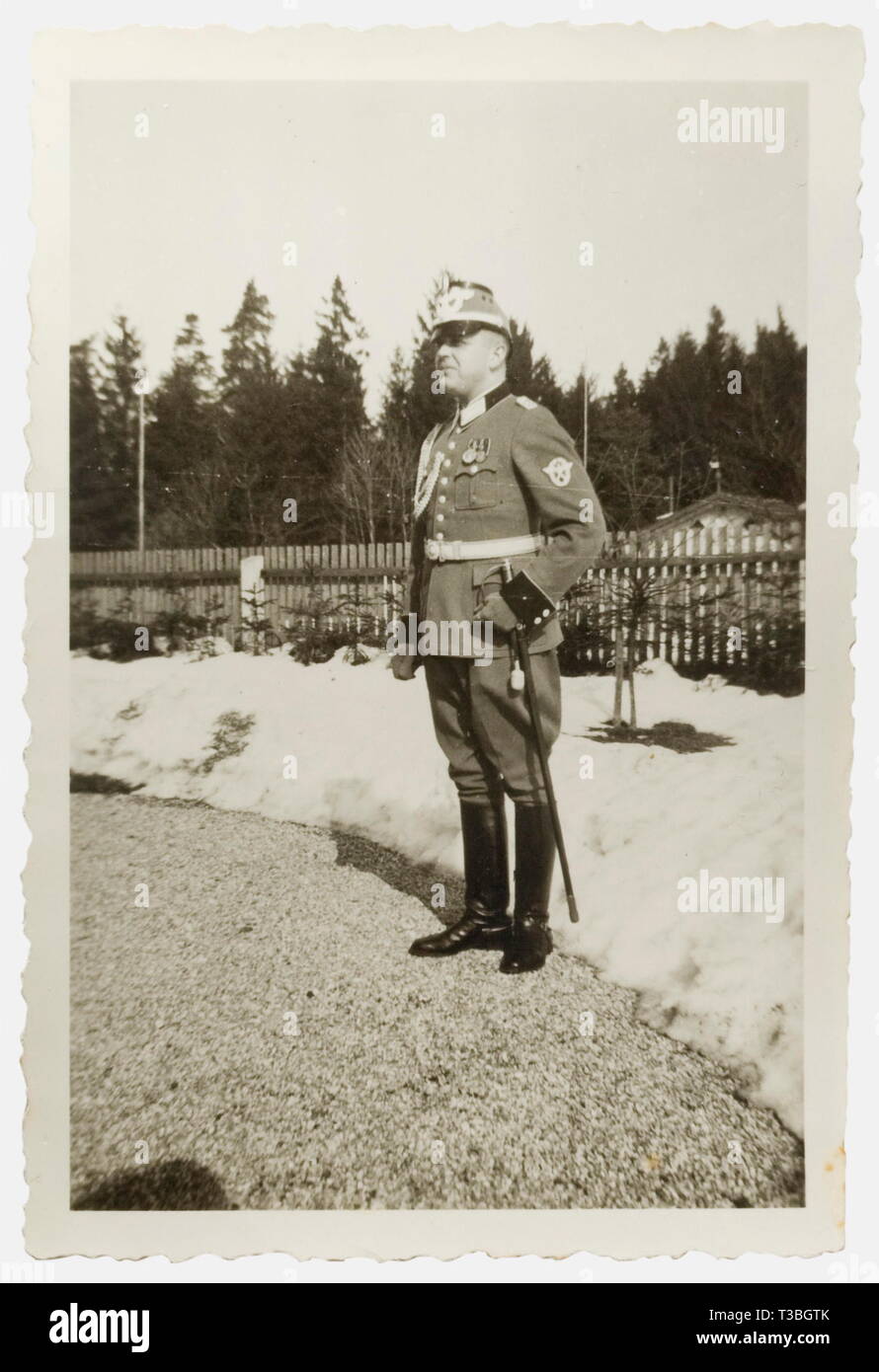 Un disco di identità della polizia giudiziaria e i documenti di un monaco di baviera consiglio penale identità numerati disco '3152' di tombac, segni di utilizzo. Rata documento come direttore penale datato 16 gennaio 1940 con la firma di inchiostro di Heydrich, e come Consiglio penale datata 12 marzo 1943 con la firma in inchiostro da Himmler. Ciascuno è a doppia pagina. Documenti per la concessione della medaglia commemorativa del 13 marzo 1938 datata 16 dicembre 1938, per le forze di polizia lungo il premio di servizio 2a classe datata 7 marzo 1939 e il 1 ° Classe datata 28 giugno 1941. Sono inclusi un libro paga, award, No-Exclusive-uso | Editorial-Use-solo Foto Stock