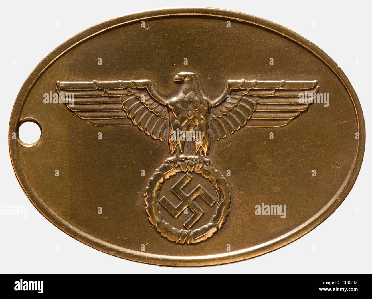 Un disco di identità della polizia giudiziaria e i documenti di un monaco di baviera consiglio penale identità numerati disco '3152' di tombac, segni di utilizzo. Rata documento come direttore penale datato 16 gennaio 1940 con la firma di inchiostro di Heydrich, e come Consiglio penale datata 12 marzo 1943 con la firma in inchiostro da Himmler. Ciascuno è a doppia pagina. Documenti per la concessione della medaglia commemorativa del 13 marzo 1938 datata 16 dicembre 1938, per le forze di polizia lungo il premio di servizio 2a classe datata 7 marzo 1939 e il 1 ° Classe datata 28 giugno 1941. Sono inclusi un libro paga, award, No-Exclusive-uso | Editorial-Use-solo Foto Stock