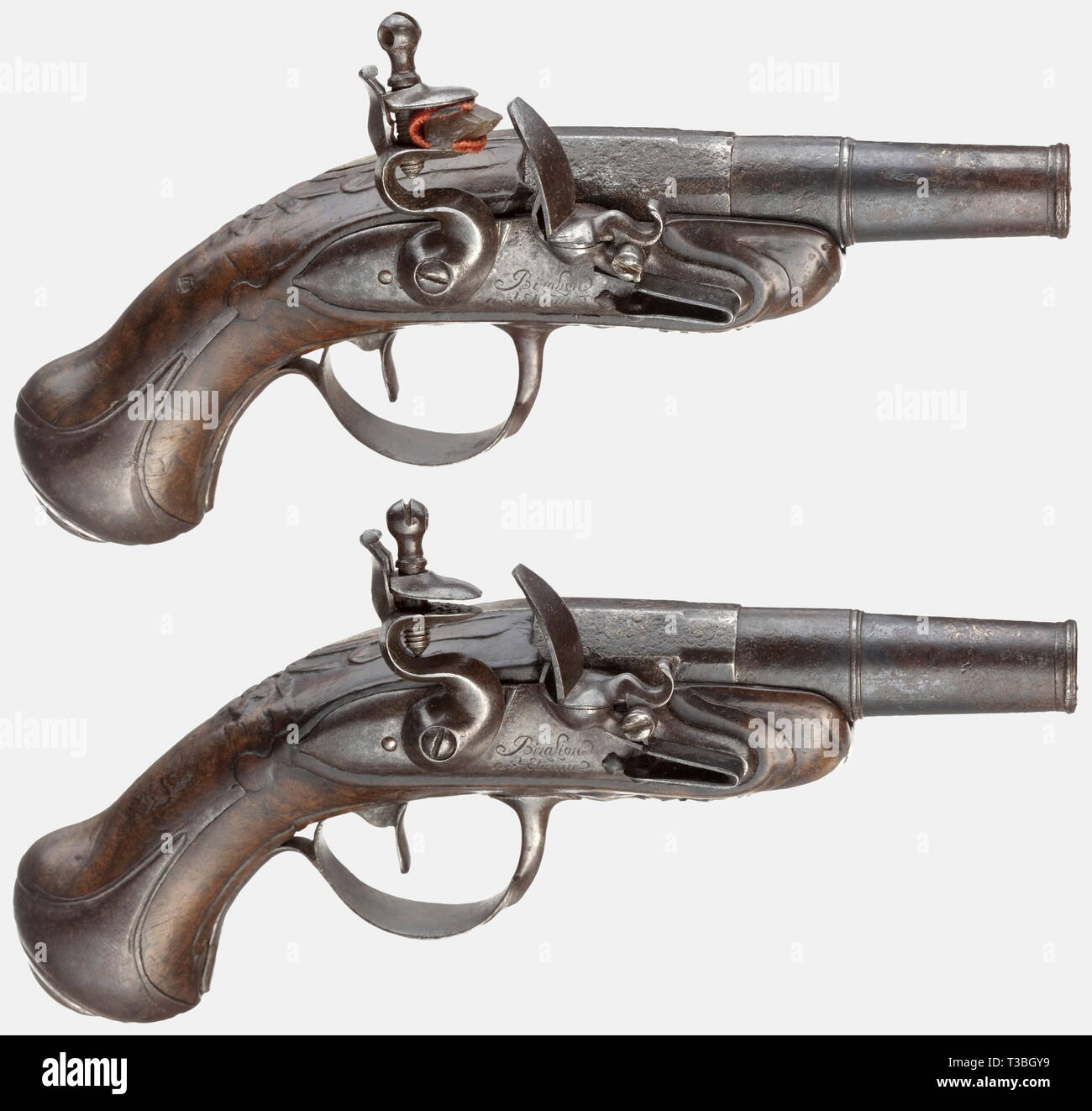 Una coppia di flintlock traveler's pistole, Bizalion in Saint Etienne, circa 1780. Vite rotonde di barili con aggetti, dodici-scanalatura fori rigata in 10 mm di calibro, decorazione incisa sulla parte superiore delle botti e poco resti di viraggio al blu e doratura. Flintlocks con incisa la firma, 'Bizalion à Saint Etienne'. Leggermente di noce intagliato stock con liscia, arredamento in ferro. La lunghezza di ogni 17 cm. storica, storica del XVIII secolo, civile pistola, civile pistole, palmare, Gun, pistole, armi da fuoco, braccio di fuoco, armi da fuoco, armi da fuoco, armi, armi, arma, braccio, object obj, Additional-Rights-Clearance-Info-Not-Available Foto Stock