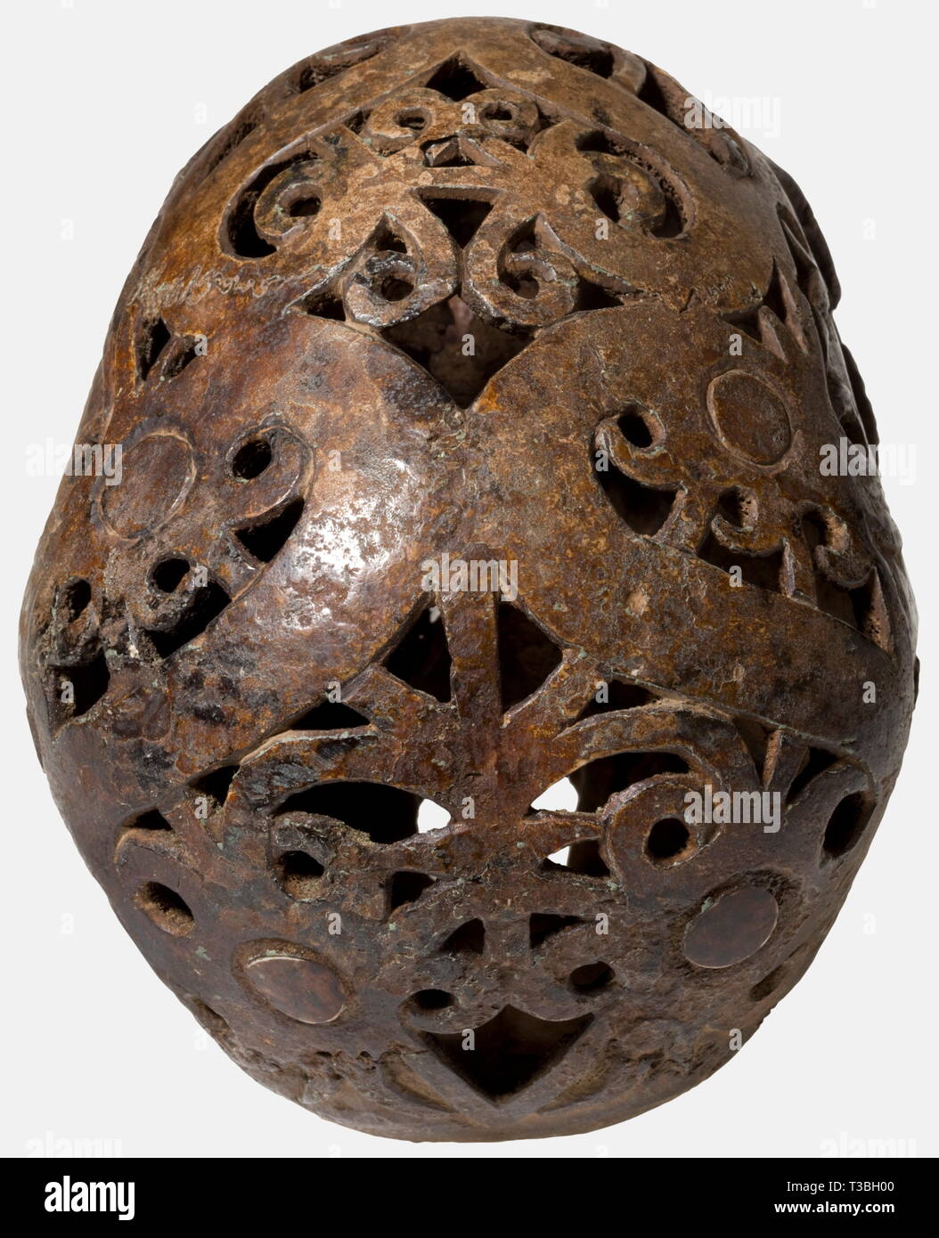 Un teschio trofeo dei DAYAK del BORNEO, riccamente decorate cranio, tutta la calotta superficie interamente scolpito con ornamenti in rilievo forato. Il vasetto inferiore fissato in corrispondenza del giunto per mezzo di una rete di rattan. Tutto il cranio colorati e patinato, alcuni denti sono mancanti, alcune parti con piccole crepe, il barattolo inferiore parzialmente sostituiti e riparati. Altezza 20 cm. Alcune tribù dayak praticata la caccia di testa, cioè la testa del nemico sconfitto era considerata come prova di mascolinità del vincitore e costretto l'anima del perdente per servire il conquistatore nel, Additional-Rights-Clearance-Info-Not-Available Foto Stock