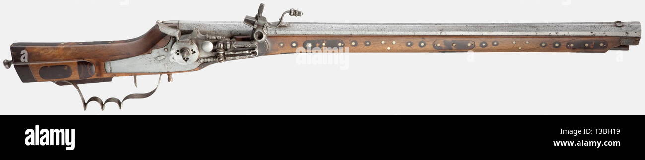 Un fucile wheellock, tedesco, datata 1640. Leggermente schiacciato canna con sette scanalatura rigatura in 16 mm di calibro, a coda di rondine attrazioni di ferro, e '1640' inciso sulla culatta. Tagliare wheellock con un design quadrifoglio openwork copriruota (pan coperchio molla mancante). Noce stock completo, riccamente intarsiato con madreperla e osso (naso capsula necessita di riparazione.) Stella intarsiata sul cheekpiece. Più tardi bacchetta di caricamento. Lunghezza 91 cm. Allegato chiave ruota con una forma elicoidale, ruotata la maniglia. Lunghezza 10,5 cm. storica, storica del XVII secolo, spalla braccio, armi, armi, arma, il braccio, Additional-Rights-Clearance-Info-Not-Available Foto Stock