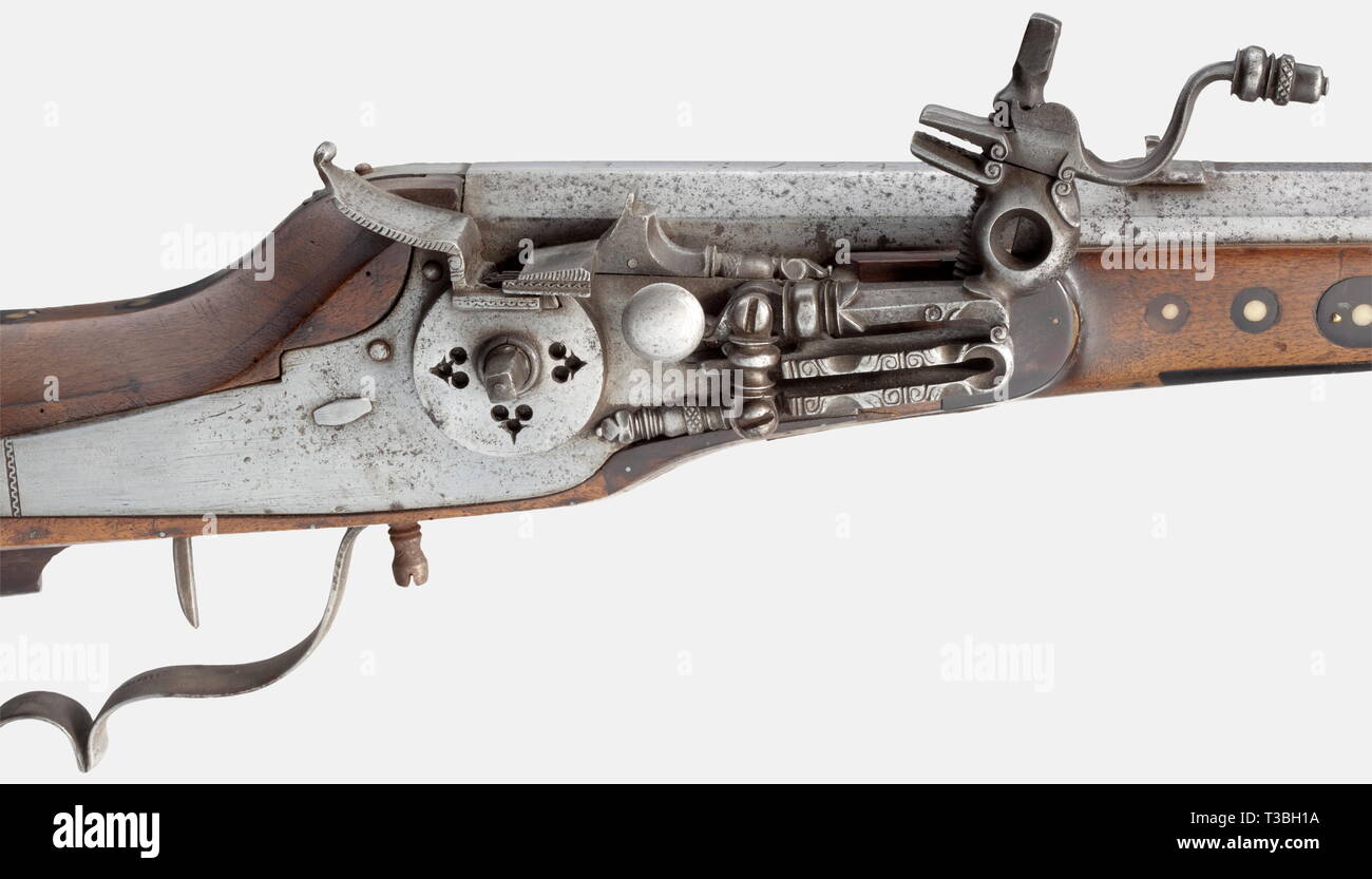 Un fucile wheellock, tedesco, datata 1640. Leggermente schiacciato canna con sette scanalatura rigatura in 16 mm di calibro, a coda di rondine attrazioni di ferro, e '1640' inciso sulla culatta. Tagliare wheellock con un design quadrifoglio openwork copriruota (pan coperchio molla mancante). Noce stock completo, riccamente intarsiato con madreperla e osso (naso capsula necessita di riparazione.) Stella intarsiata sul cheekpiece. Più tardi bacchetta di caricamento. Lunghezza 91 cm. Allegato chiave ruota con una forma elicoidale, ruotata la maniglia. Lunghezza 10,5 cm. storica, storica del XVII secolo, spalla braccio, armi, armi, arma, il braccio, Additional-Rights-Clearance-Info-Not-Available Foto Stock