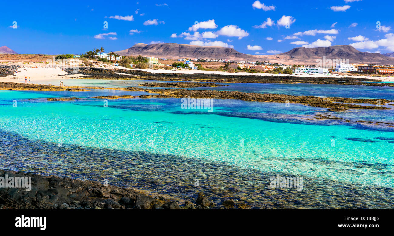 Tourquise mare e monti in spiaggia Concha,Fuerteventura Island,Spagna Foto Stock