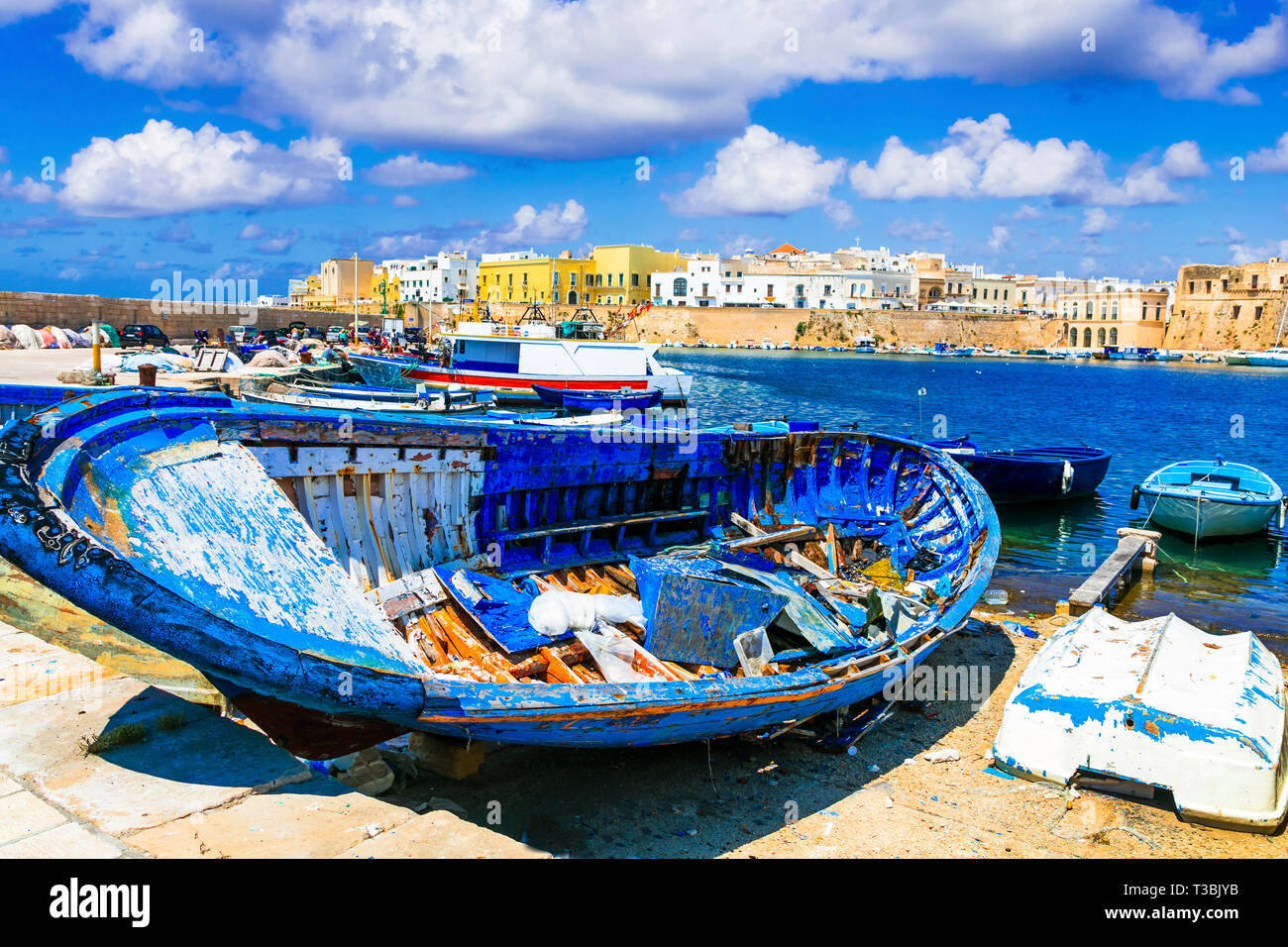 Bella Gallipoli città vecchia e il porto,vista con case colorate,il mare e le barche,Puglia,l'Italia. Foto Stock