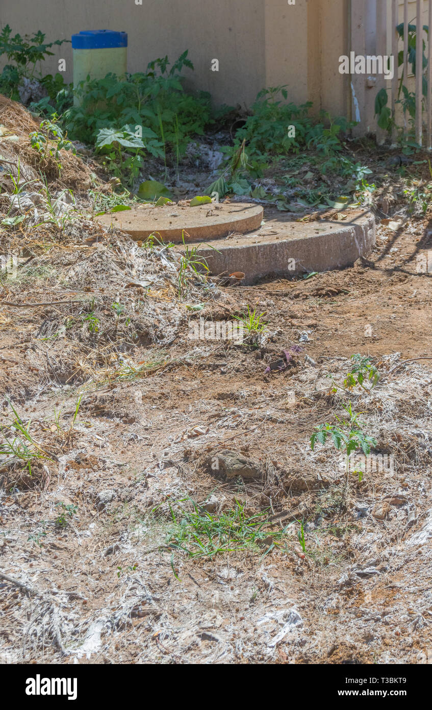 Scarichi traboccante su strade pubbliche è la prova delle infrastrutture municipali collassare a causa di nessuna manutenzione immagine in formato ritratto con spazio di copia Foto Stock