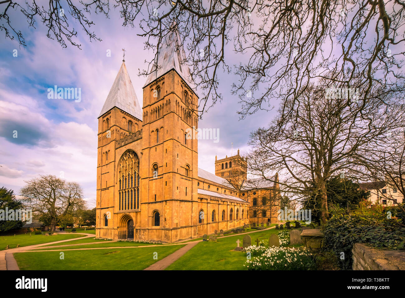 Il fronte ovest e lato sud di Southwell Minster che è la Chiesa Cattedrale di Nottinghamshire e risale al XI e XII secolo. Foto Stock