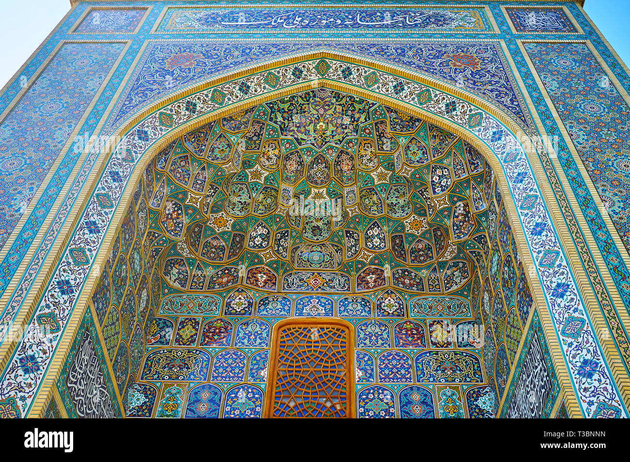 Il capolavoro tilework in tradizionale stile persiano copre il muqarnas e il portale centrale di Malek museum, Bagh-e Melli trimestre, Teheran, Iran. Foto Stock