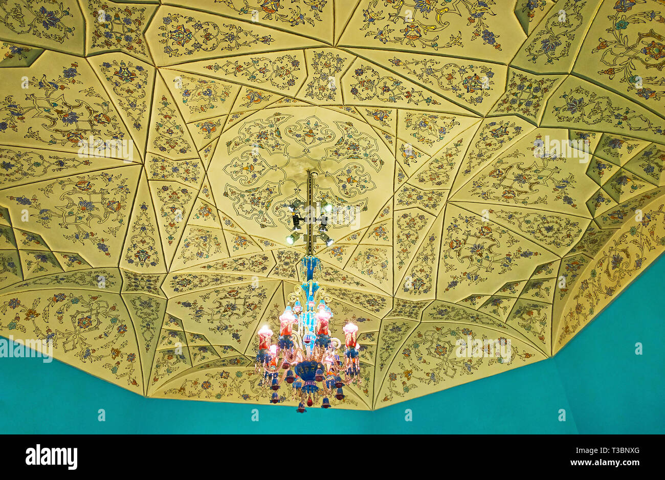 TEHRAN, IRAN - 25 ottobre 2017: la mansione di Malek museo e biblioteca vanta di New Scenic 5 posti interni con decorazioni complesse, tra cui intonaco flora Foto Stock