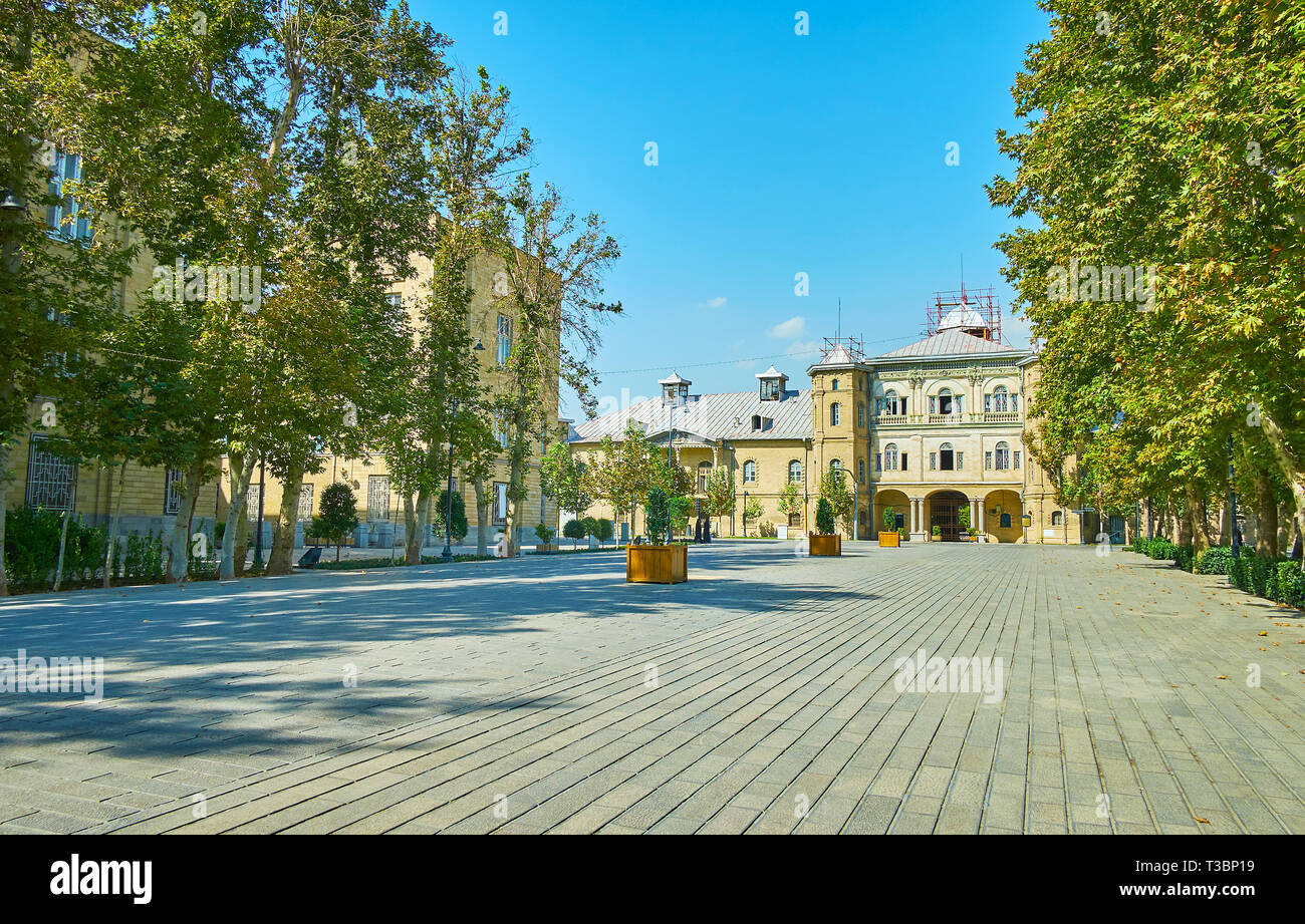 Bagh-e Melli trimestre vanta di verde e lussureggiante giardino e molti punti di riferimento, come Teheran Università di Arte, visto sullo sfondo, l'Iran. Foto Stock