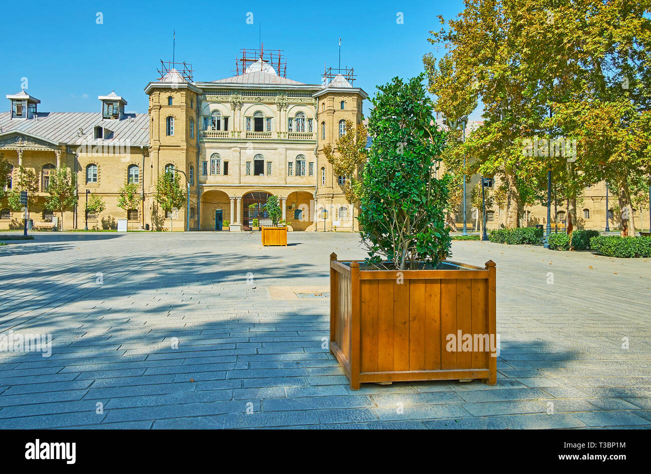 Il facae del vecchio edificio di Tehran Università di Arte, situato in Bagh-e Melli trimestre, Iran. Foto Stock