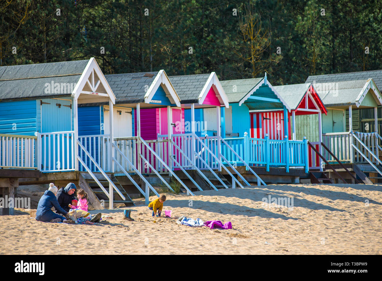 Pittoresca spiaggia di capanne sulla spiaggia di pozzi a Wells accanto al mare sulla Costa North Norfolk, East Anglia, Inghilterra, Regno Unito. Foto Stock