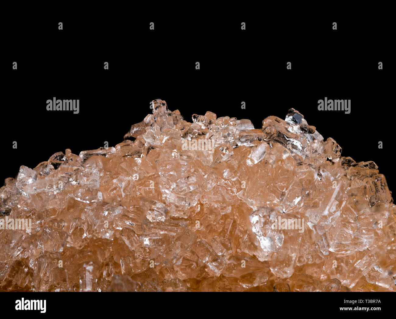 Immagine macro di un rosa sali da bagno contro uno sfondo nero Foto Stock