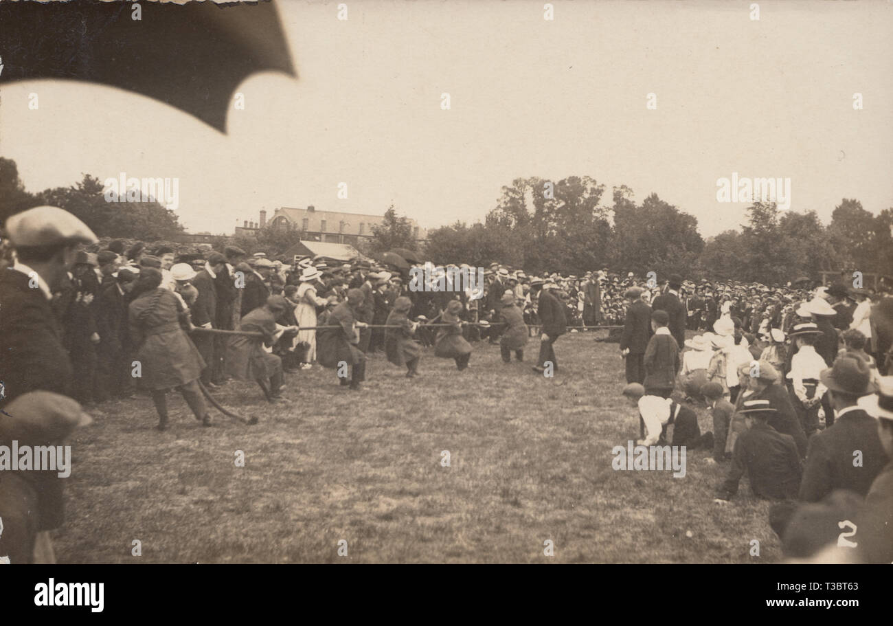 Vintage Cartolina fotografica che mostra un signore Tug-of-War evento in un incontro pubblico Foto Stock