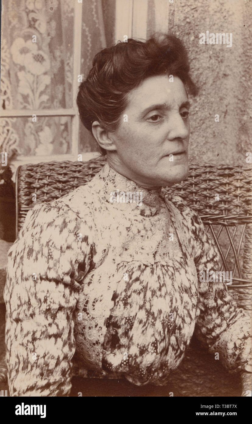 Vintage Cartolina fotografica che mostra un Edwardian Lady indossa una bella camicia. Foto Stock
