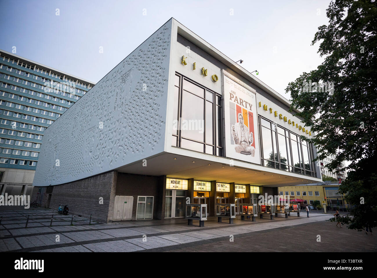 Berlino. Germania. Kino Cinema Internazionale su Karl Marx Allee. Progettato da Josef Kaiser e Heinz Aust, aperto 1963. Foto Stock