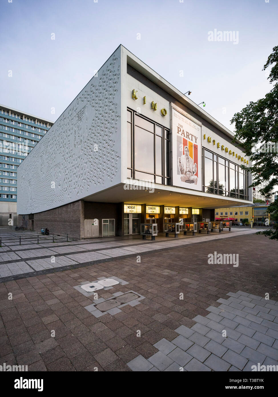 Berlino. Germania. Kino Cinema Internazionale su Karl Marx Allee. Progettato da Josef Kaiser e Heinz Aust, aperto 1963. Sui lati sono rilievi di Wal Foto Stock