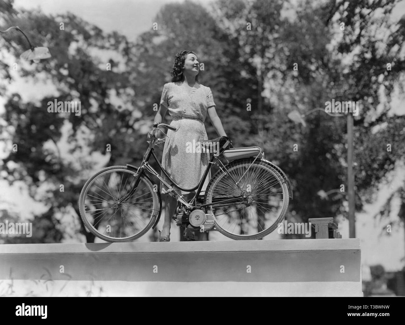 Donna con la bicicletta, 1940-1950 Foto Stock