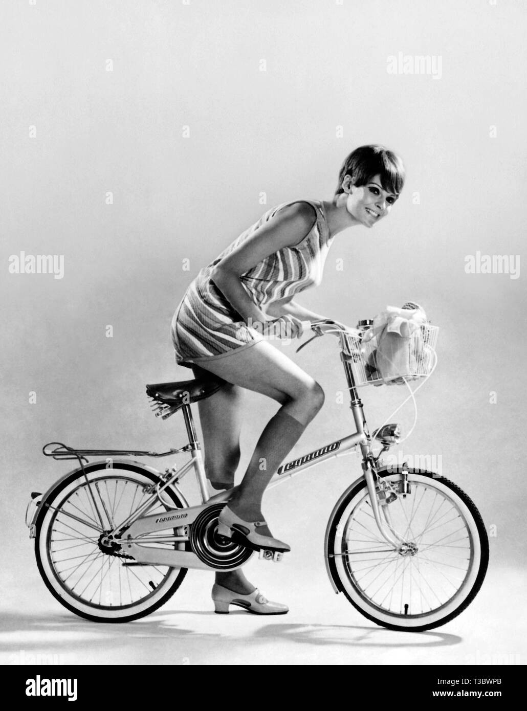Donna in bicicletta legnano, Italia 1969 Foto Stock