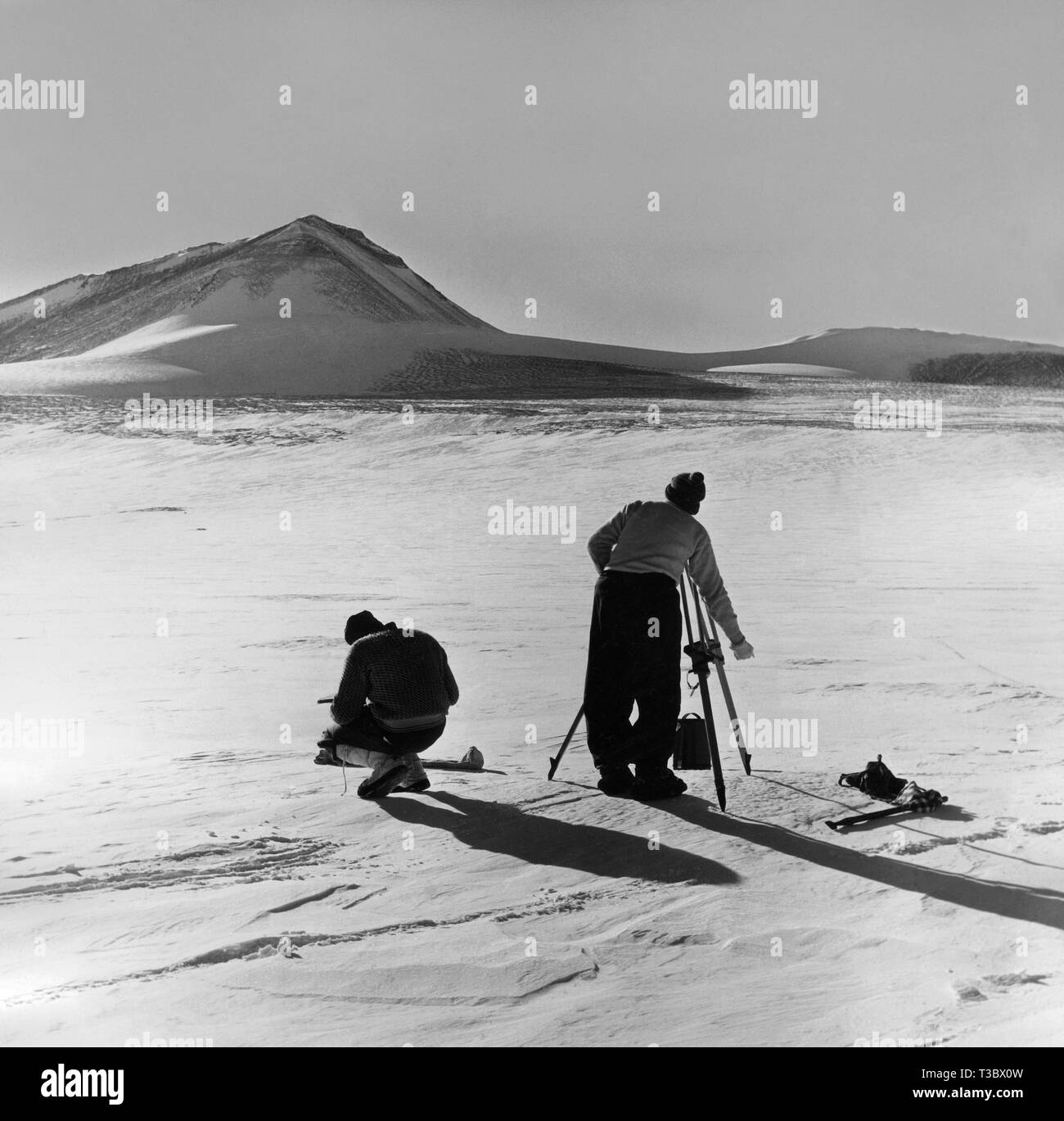 Antartico, esploratori con teodolite 1957-58 Foto Stock