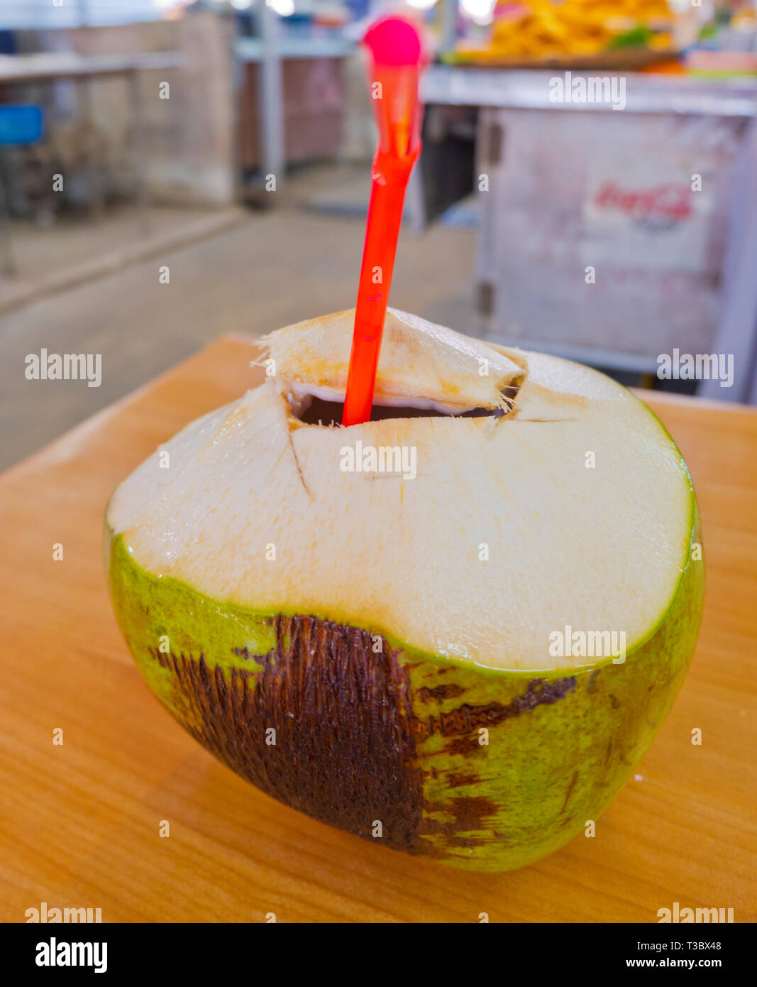 Succo di cocco, di alimenti freschi di mercato, Krabi town, Thailandia Foto Stock