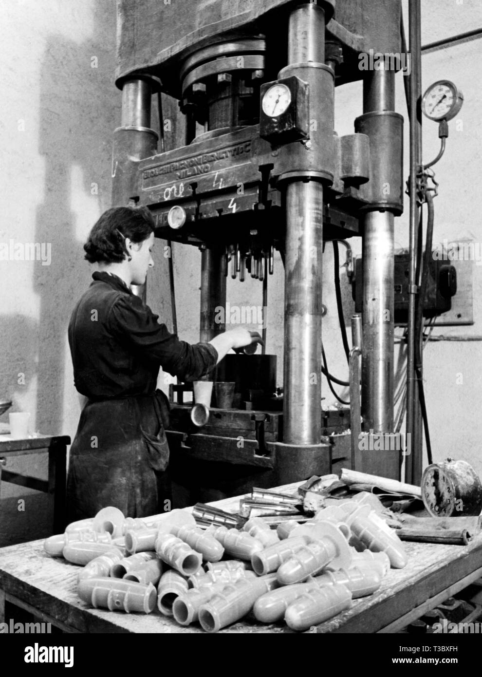 Macchine per lo stampaggio a compressione, 1955 Foto Stock