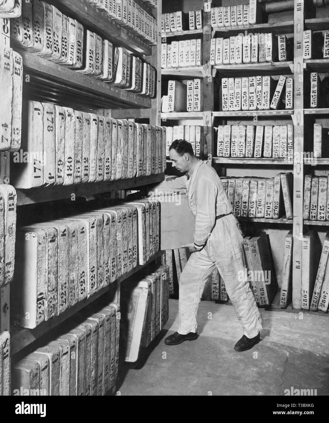 Ufficio cartografica, litoteca, conservazione delle pietre litografiche,  1954 Foto stock - Alamy