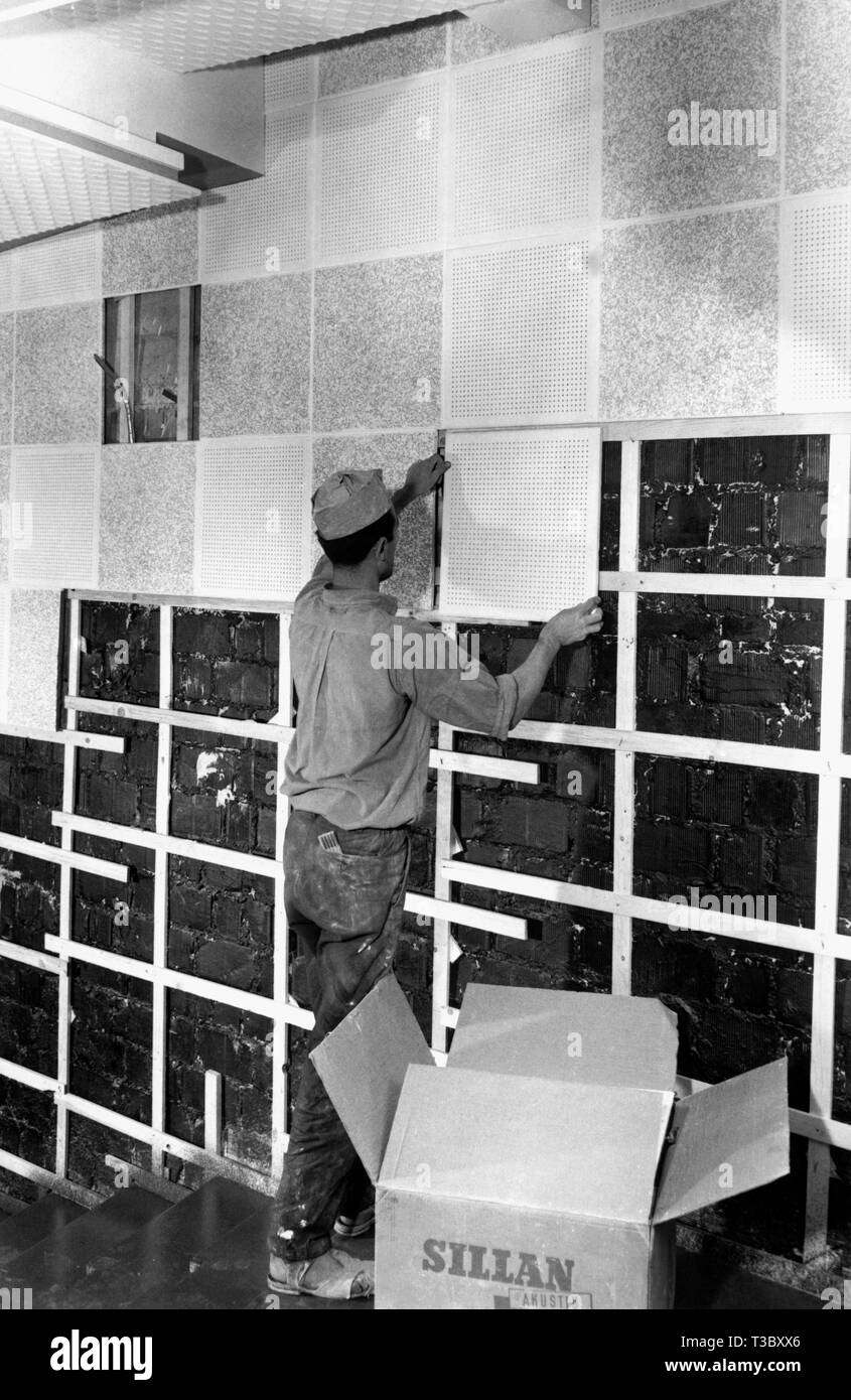 La posa di pannelli isolanti, 1963 Foto Stock