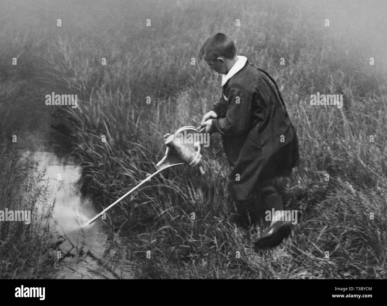 L'Italia, studente la spruzzatura di un larvicida contro la malaria, luglio 1946 Foto Stock